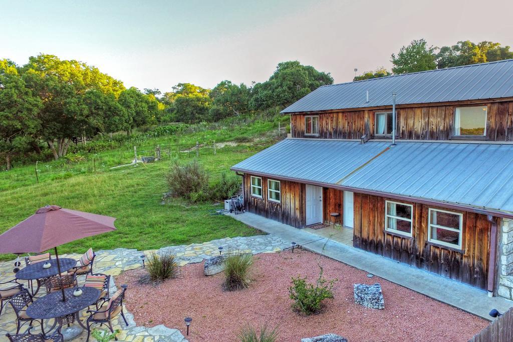 A Barn At The Quarry Bed and Breakfast Fredericksburg Exteriör bild