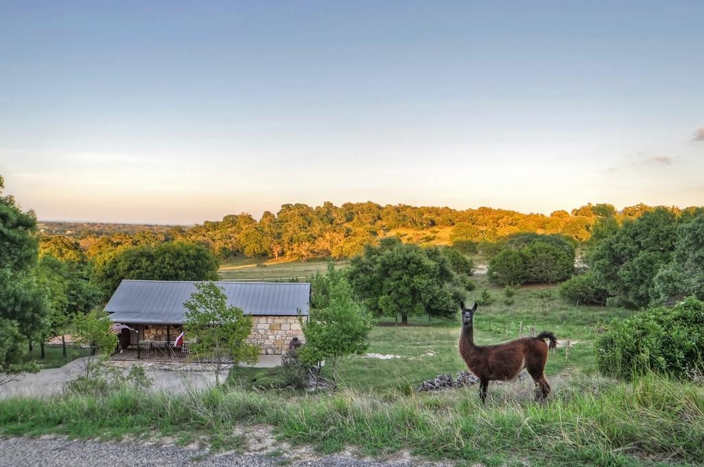 A Barn At The Quarry Bed and Breakfast Fredericksburg Exteriör bild